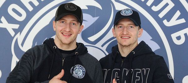 Белорусские хоккеисты Александр и Сергей Малявко Белорусские хоккеисты Александр и Сергей Малявко - Sputnik Беларусь