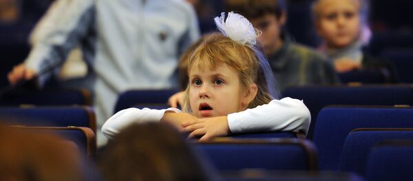 Дети смотрят спектакль - Sputnik Беларусь