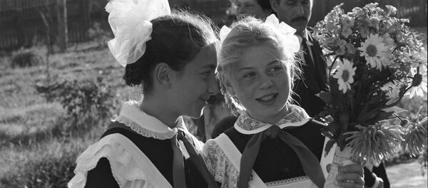 Школьницы идут на занятия на День знаний - Sputnik Беларусь