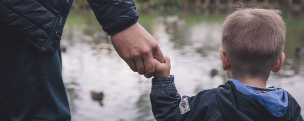 Ребенок и взрослый, фото носит иллюстративный характер Ребенок и взрослый, фото носит иллюстративный характер - Sputnik Беларусь