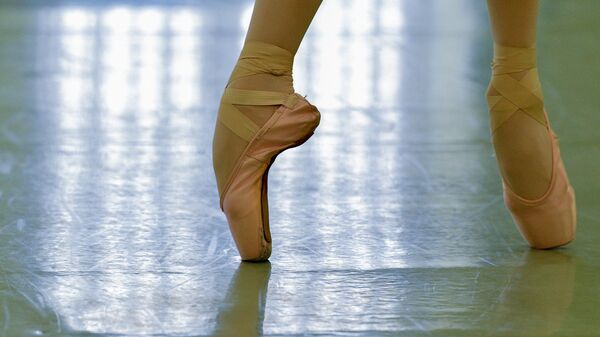 Обычно балерина станцовывает пуанты за один спектакль  - Sputnik Беларусь
