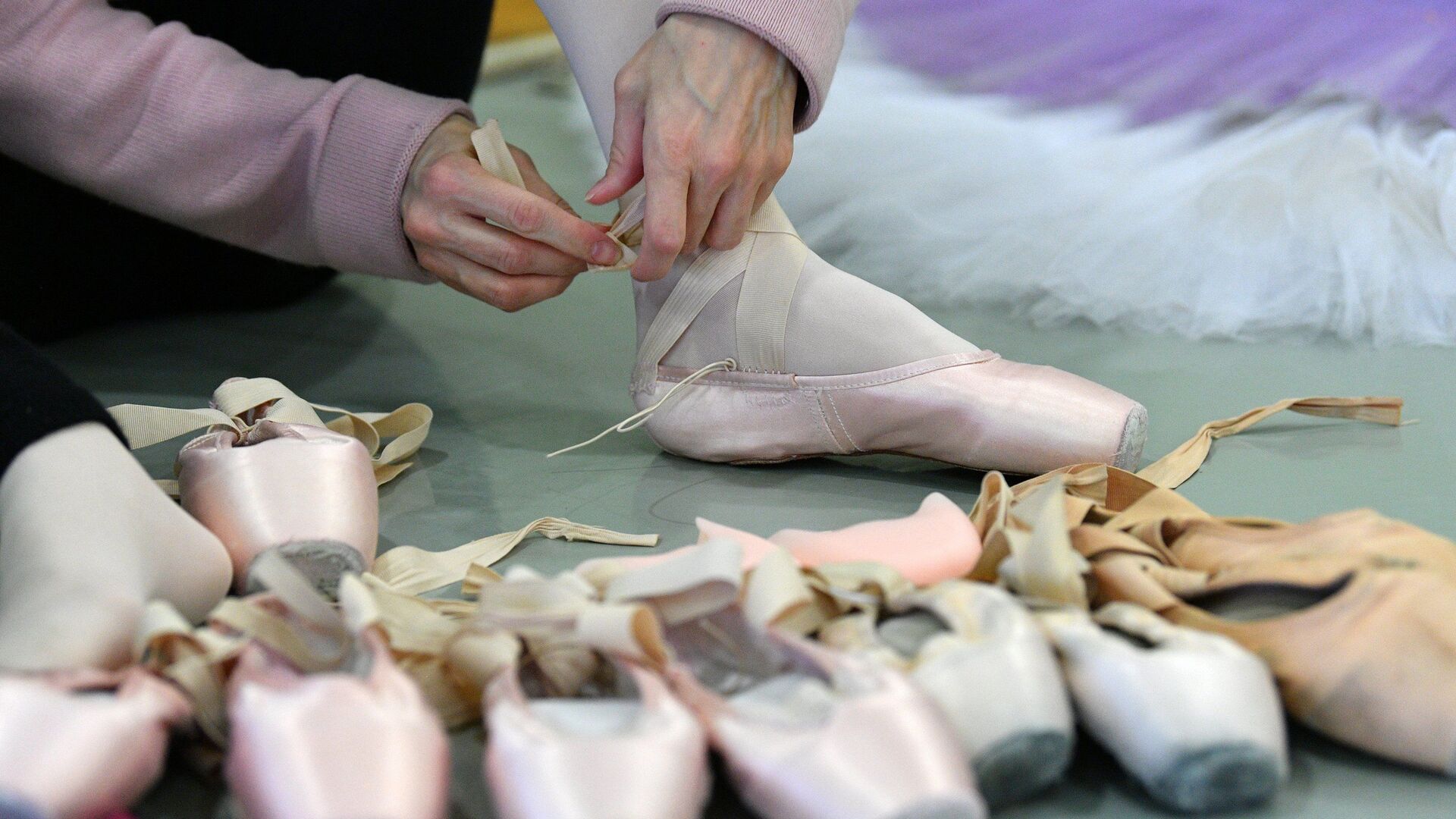 Балерины называют современные пуанты по-настоящему комфортными - в сравнении с теми, которые использовали артистки балета еще лет 20 назад - Sputnik Беларусь, 1920, 20.11.2022