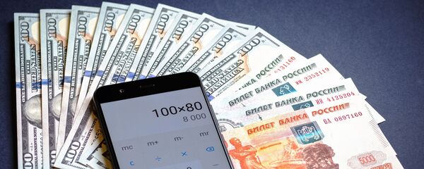 Калькулятар, купюры амерыканскіх долараў і расійскіх рублёў. - Sputnik Беларусь