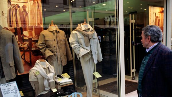 Мужчина у витрины магазина мужской одежды в Париже - Sputnik Беларусь