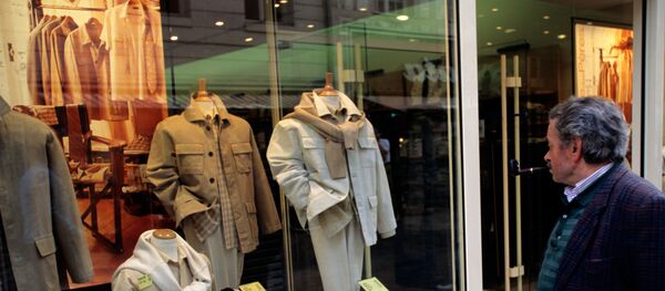Мужчина у витрины магазина мужской одежды в Париже - Sputnik Беларусь