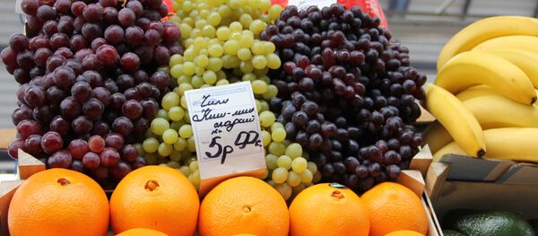 Фрукты на Комаровском рынке в Минске - Sputnik Беларусь