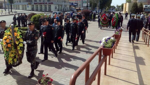 Цветы и венки к гробу погибшего лейтенанта милиции несли сотни человек - Sputnik Беларусь