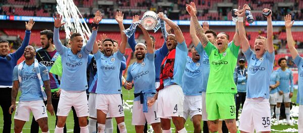 Футболисты Манчестер Сити празднуют победу в Кубке Англии Футболисты Манчестер Сити празднуют победу в Кубке Англии - Sputnik Беларусь