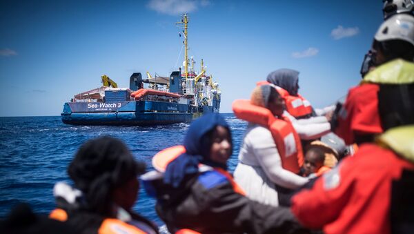 Спасение мигрантов Морского Дозора на побережье Лампедузы - Sputnik Беларусь