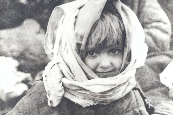 Портрет девочки Веры Курьян, у которой мать и все родственники погибли в концлагере Озаричи - Sputnik Беларусь