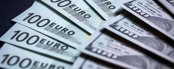 Денежные купюры: евро и доллары Денежные купюры: евро и доллары - Sputnik Беларусь