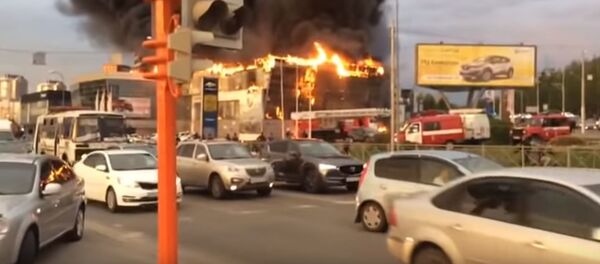 Крупный автосалон загорелся в Кемерово - Sputnik Беларусь