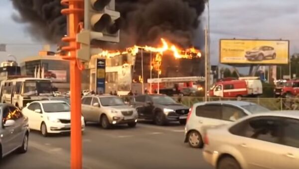 Крупный автосалон загорелся в Кемерово - Sputnik Беларусь