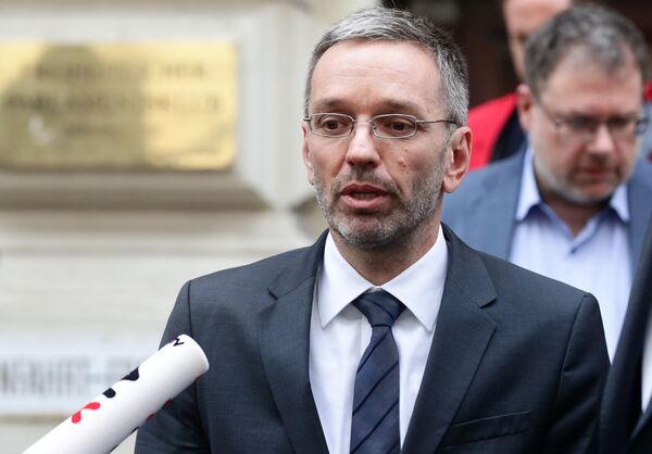 Курц предложил сместить с поста главы МВД Херберта Кикля Курц предложил сместить с поста главы МВД Херберта Кикля - Sputnik Беларусь