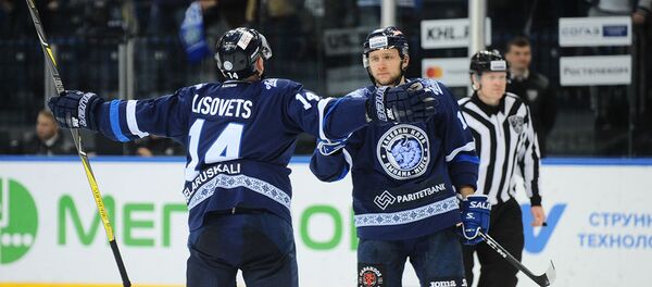 Хоккеисты Евгений Лисовец и Кристиан Хенкель Хоккеисты Евгений Лисовец и Кристиан Хенкель - Sputnik Беларусь