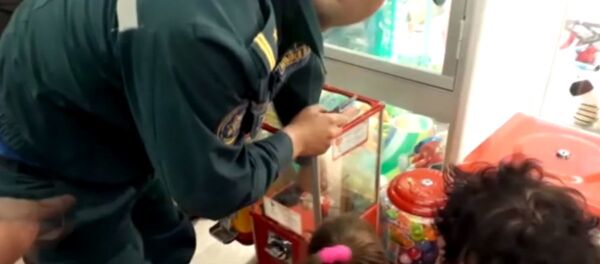 Девочка застряла в аппарате с игрушками в Рогачеве - Sputnik Беларусь