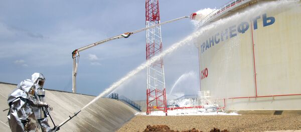 Отработка тушения пожара на самом большом нефтяном резервуаре нефтепровода Дружба - Sputnik Беларусь