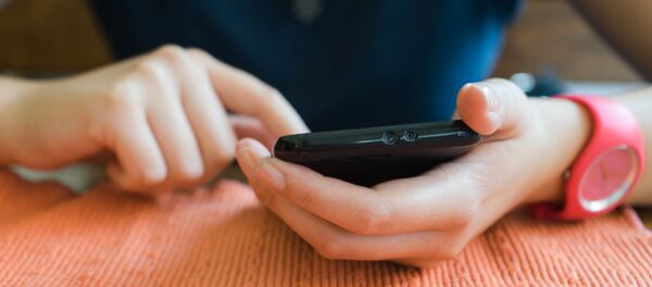 Ребенок с мобильным Ребенок с мобильным - Sputnik Беларусь