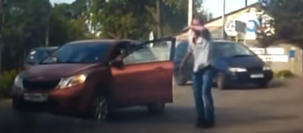 Водители подняли машину и спасли застрявшего под ней байкера  - Sputnik Беларусь