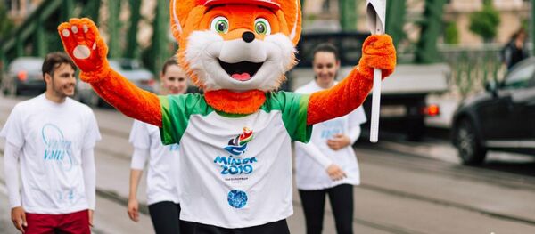 Символ Игр Лесик с олимпийским огнем - Sputnik Беларусь