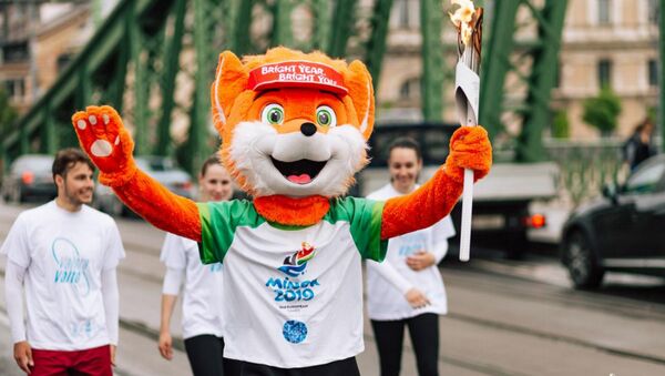 Символ Игр Лесик с олимпийским огнем - Sputnik Беларусь