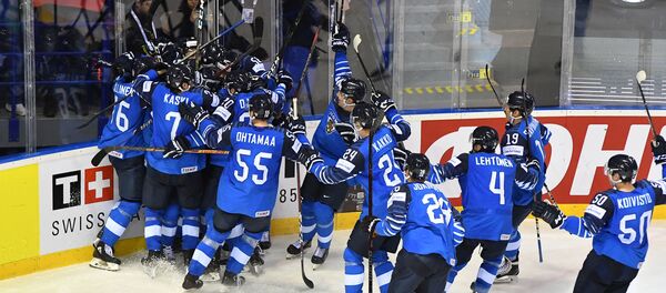 Хоккеисты сборной Швеции радуются победе на шведам на ЧМ  - Sputnik Беларусь