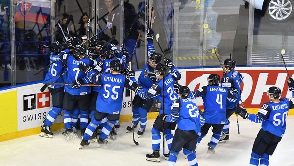 Хоккеисты сборной Швеции радуются победе на шведам на ЧМ  - Sputnik Беларусь