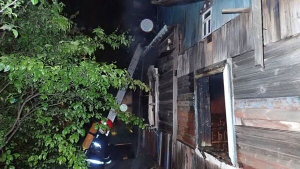 В Витебске в результате пожара жилого дома погиб пенсионер  - Sputnik Беларусь