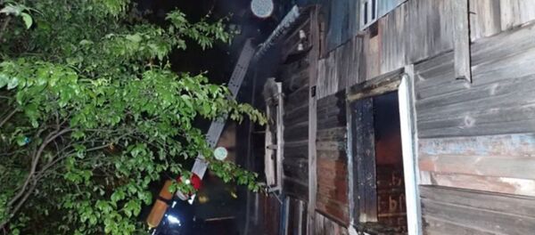 В Витебске в результате пожара жилого дома погиб пенсионер  - Sputnik Беларусь