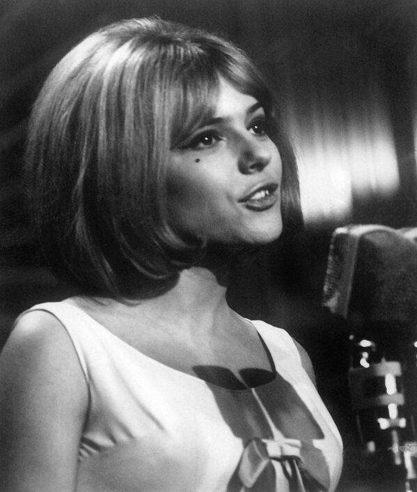 Французская певица Франс Галль в 1965 году победила на конкурсе Евровидение с песней  Poupée de cire, poupée de son Сержа Генсбура. - Sputnik Беларусь