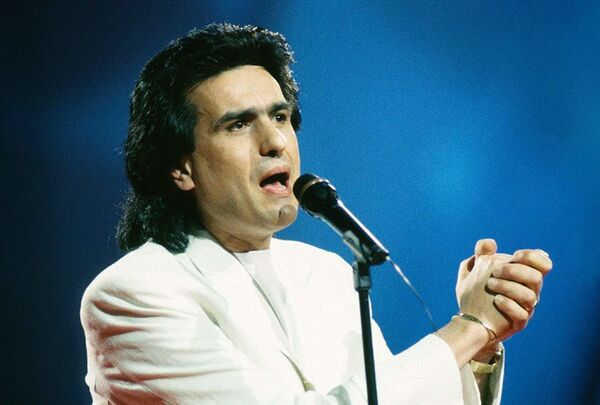 Известный итальянский певец Тото Кутуньо одержал победу на Евровидении-1990, которое проходило в Хорватии. - Sputnik Беларусь