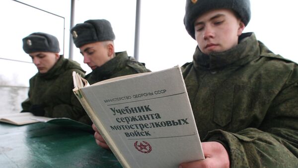 Военнослужащий читает учебник сержанта мотострелковых войск - Sputnik Беларусь