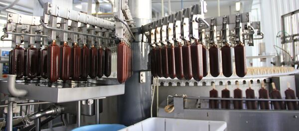 Шоколадная глазурь на пломбире застывает за 25 секунд благодаря низкой температуре - Sputnik Беларусь