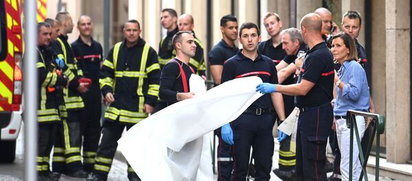 Полиция, пожарные и врачи работают на месте взрыва в Лионе Полиция, пожарные и врачи работают на месте взрыва в Лионе - Sputnik Беларусь