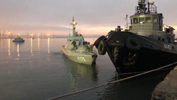 Задержанные украинские корабли доставлены в порт Керчи - Sputnik Беларусь