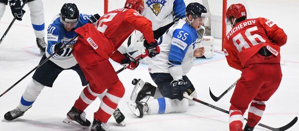Игрок сборной Финляндии Нико Оямяки, игрок сборной РФ Евгений Кузнецов, вратарь сборной Финляндии Кевин Ланкинен, игрок сборной Финляндии Атте Охтамаа и игрок сборной РФ Никита Кучеров (слева направо) - Sputnik Беларусь
