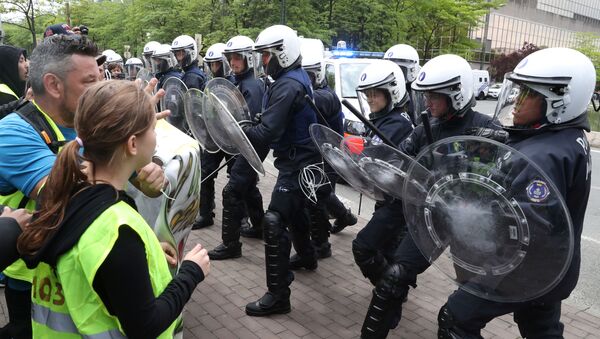 Стычки произошли между полицией и желтыми жилетами в Брюсселе - Sputnik Беларусь