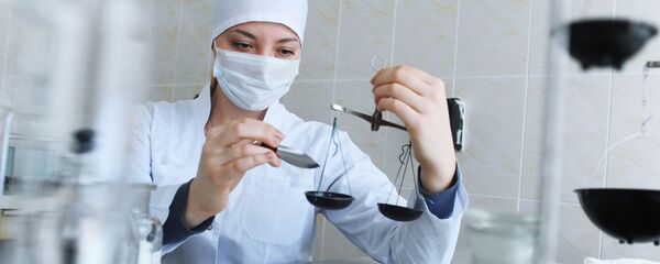 Фармацевт-ассистент занимается изготовлением лекарственных форм - Sputnik Беларусь