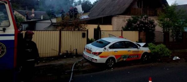 Таксист в Витебске сбил опору электропередачи, провода подожгли дом - Sputnik Беларусь