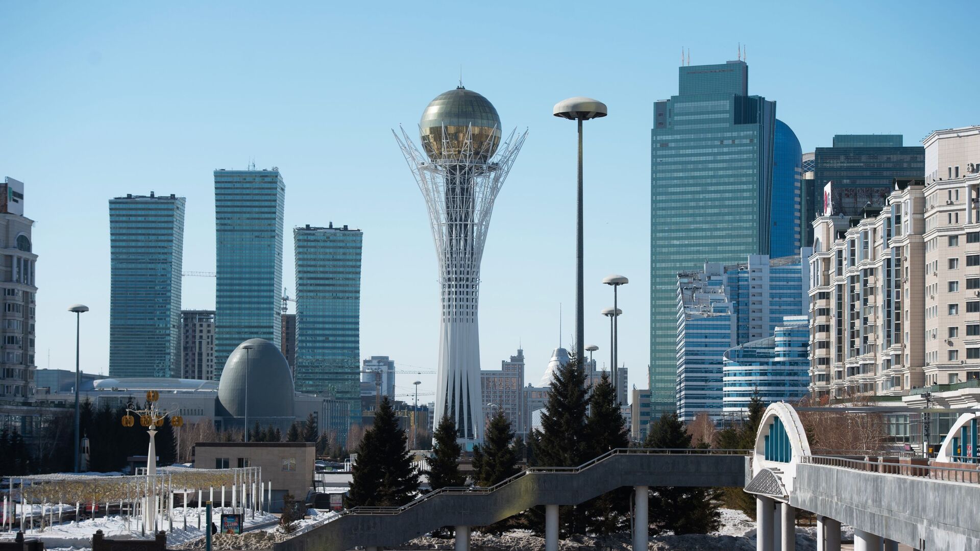 Нур-Султан, монумент Астана-Байтерек (в центре) - Sputnik Беларусь, 1920, 17.05.2023