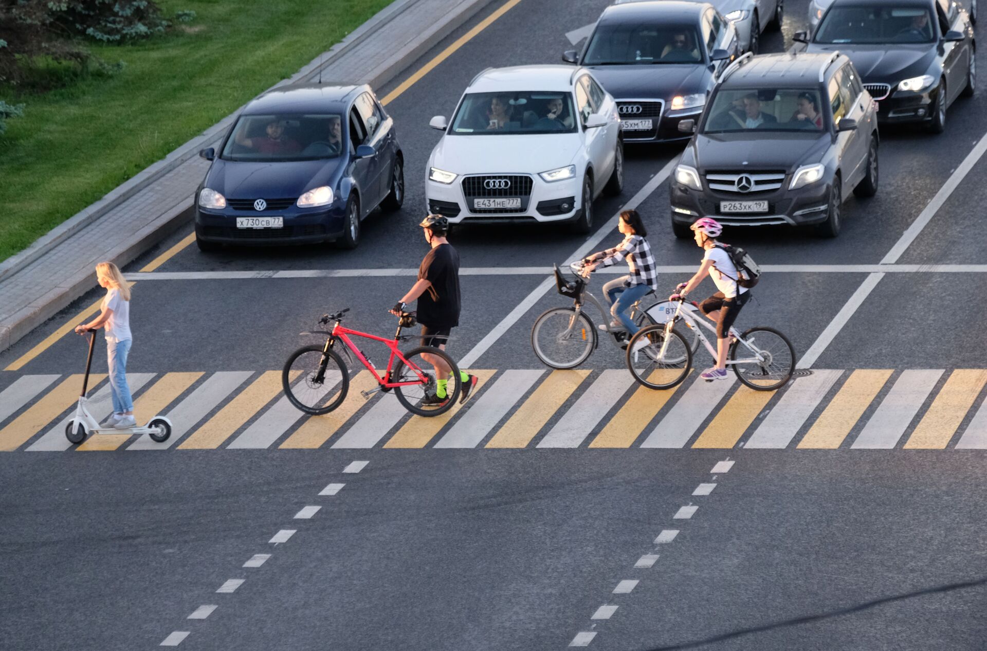 Самокаты недавно появились в Минске и уже соревнуются по популярности с велосипедами - Sputnik Беларусь, 1920, 31.08.2025