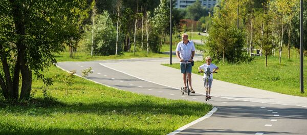 Горожане катаются на самокатах - Sputnik Беларусь