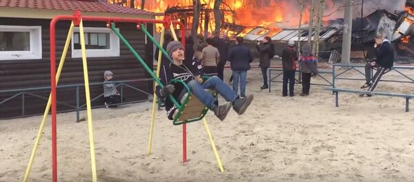 Пожар и качели: школьник из Ноябрьска стал звездой интернета Пожар и качели: школьник из Ноябрьска стал звездой интернета - Sputnik Беларусь