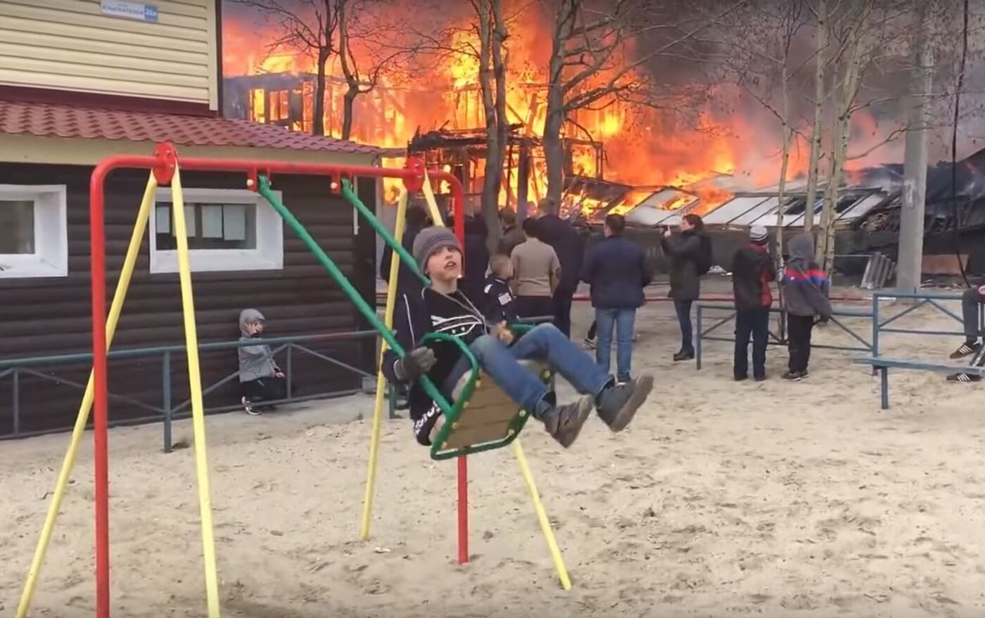 Пожар и качели: школьник из Ноябрьска стал звездой интернета – видео -  27.05.2019, Sputnik Беларусь