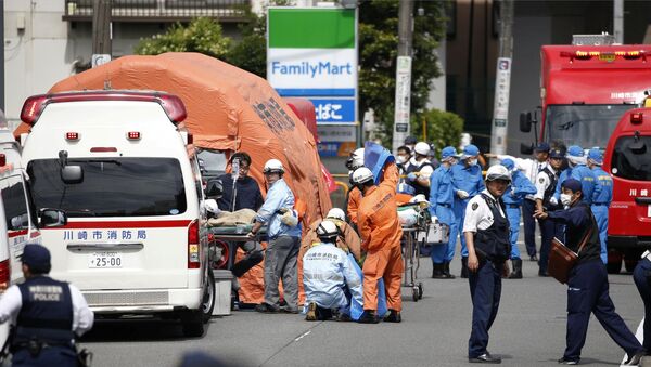 Спасатели и полицейские работают на месте, где шестнадцать человек получили ранения в результате нападения в Кавасаки , Япония - Sputnik Беларусь