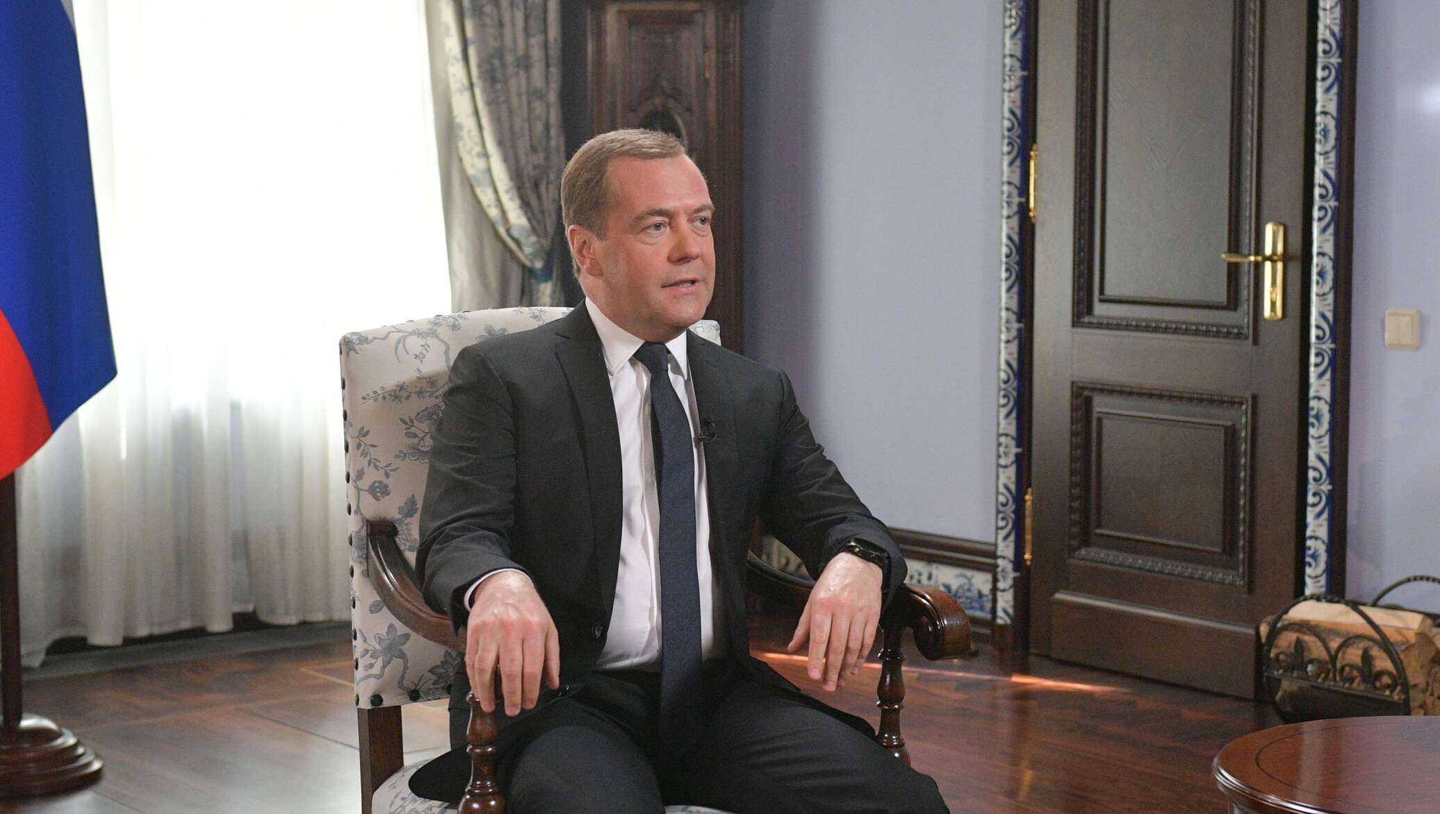 Интервью российским сми дмитрия медведева. Медведев сидит.