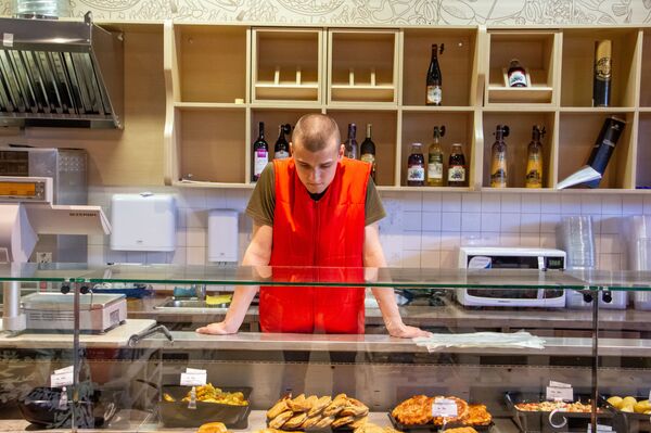 Выпускники торгового колледжа: иногда приходится улыбаться через силу - Sputnik Беларусь