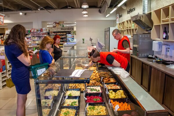 Выпускники торгового колледжа: иногда приходится улыбаться через силу - Sputnik Беларусь