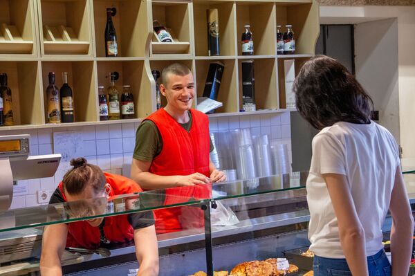 Выпускники торгового колледжа: иногда приходится улыбаться через силу - Sputnik Беларусь