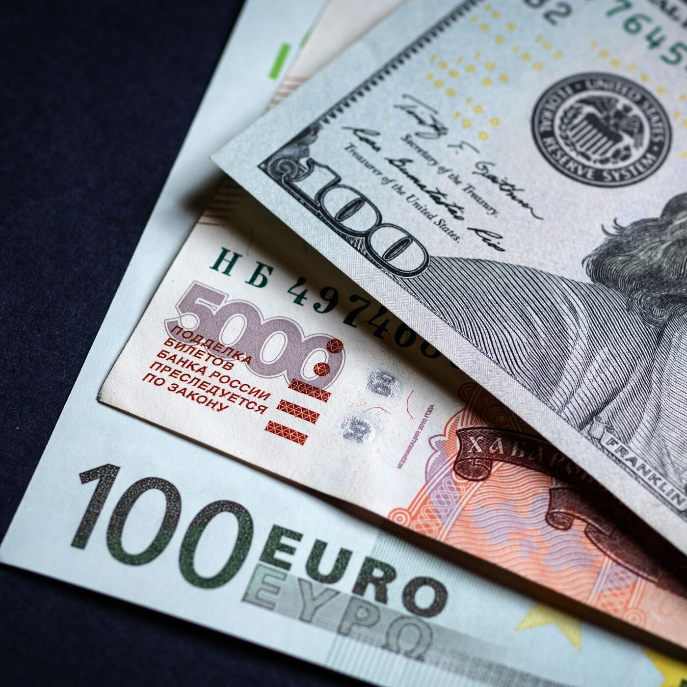 Рубль в пятницу упал к мировым валютам после укрепления в предыдущие сессии